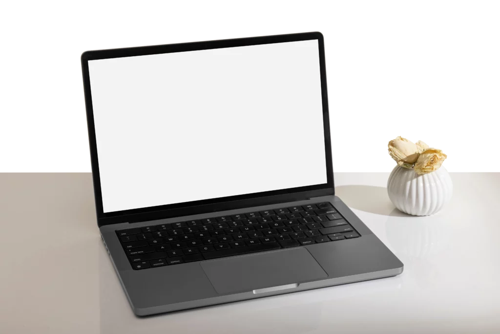 Ordinateur portable sur bureau — La Chouette Rédactrice, blog rédaction web SEO