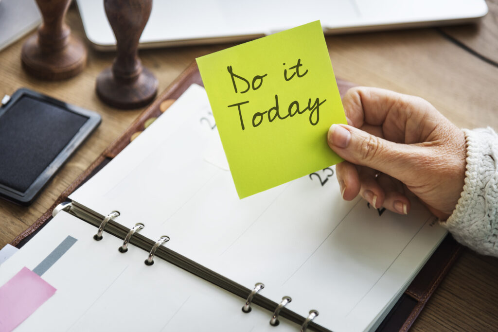 Post-it "Do it Today" posé sur un agenda, rappel d'organisation et d'action pour la rédaction